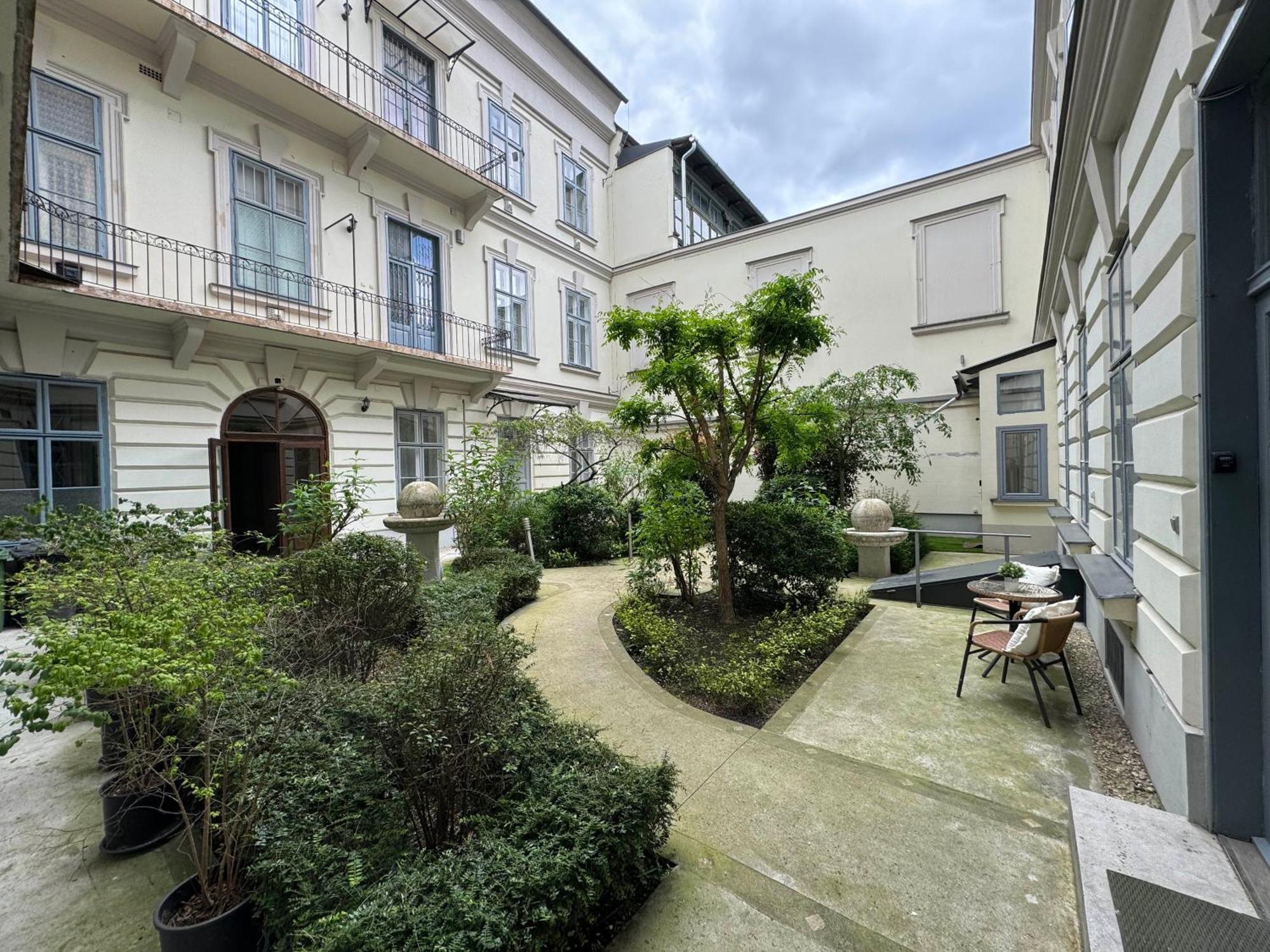 Hidden Gem With Terrace On The Andrassy Fashion Road Apartment Budapesta Exterior foto